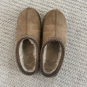 Ugg Tasmans, Size 6 Kids, Small stains, just cleaned with ugg cleaning set